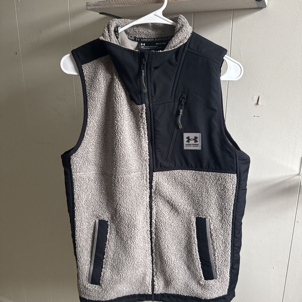 (pre-owned) Under Armour Men’s Mission Sherpa Fleece Vest Beige/Black Size Small